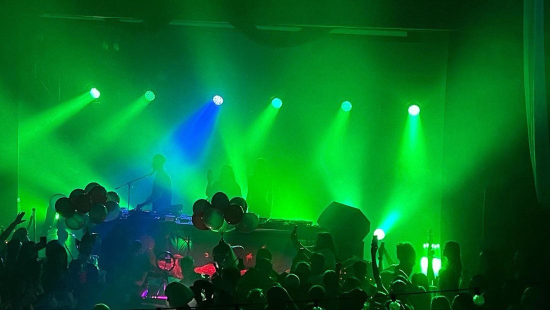 Wash lights doing what they do best: even, flattering stage coverage LED wash lights providing even stage coverage at corporate event