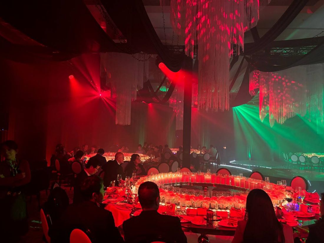 Moving head lights at wedding